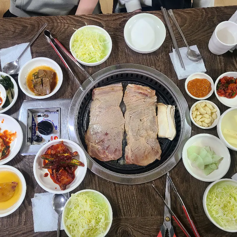 숯불 위에서 맛있게 익어가는 돼지 왕갈비