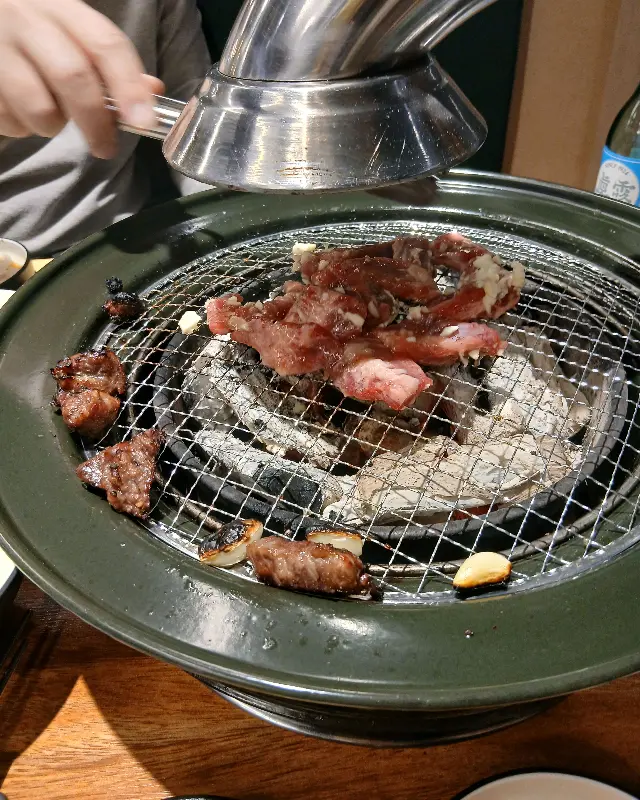 숯불 위에서 익어가는 갈비살