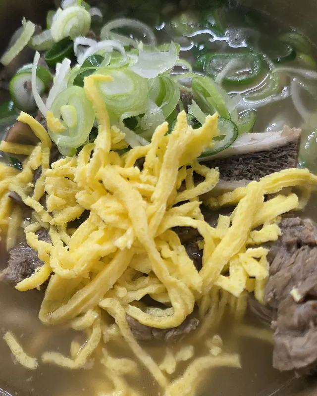 계란 지단과 파가 듬뿍 올려진 갈비탕