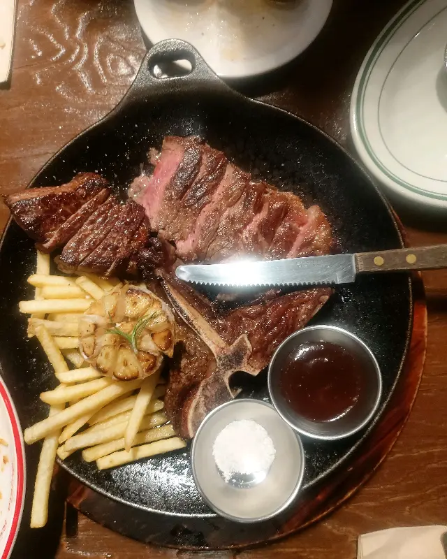 미디움 레어로 구워진 티본 스테이크