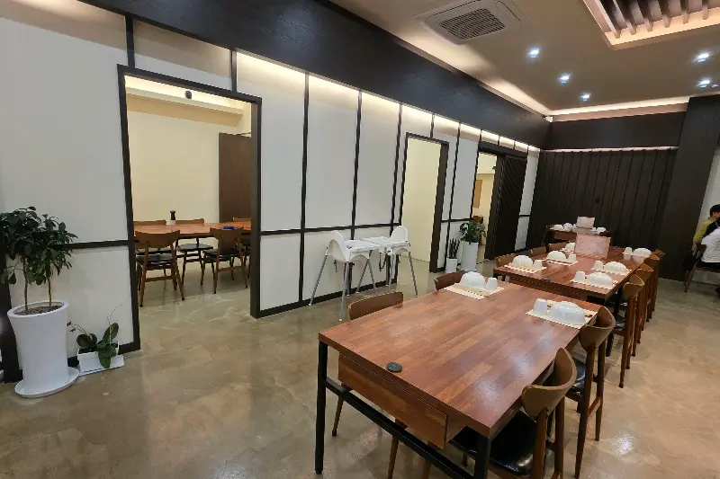 넓고 깔끔한 매장 내부