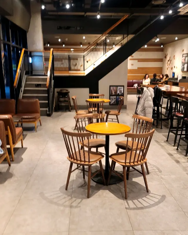 넓고 쾌적한 스타벅스 내부