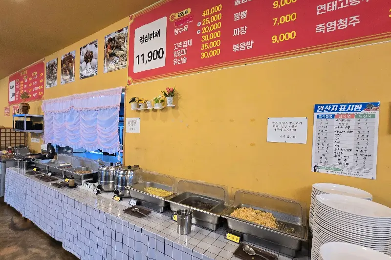 뷔페식으로 차려진 음식 코너