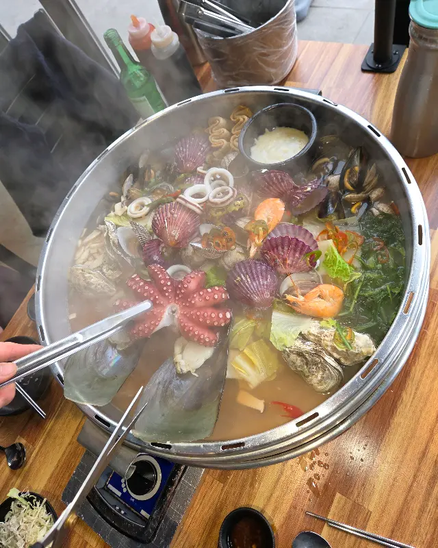 조개전골 속 다양한 해산물