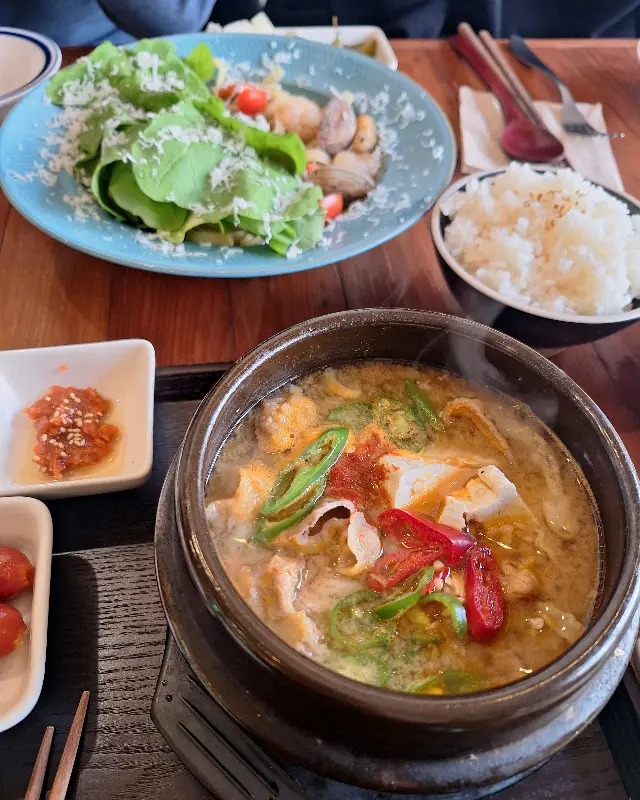 된장찌개와 샐러드, 밥이 함께 놓여 있는 모습