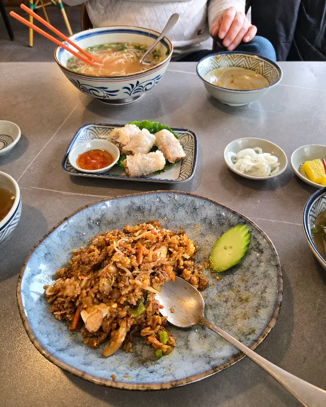 테이블 가득한 음식 사진