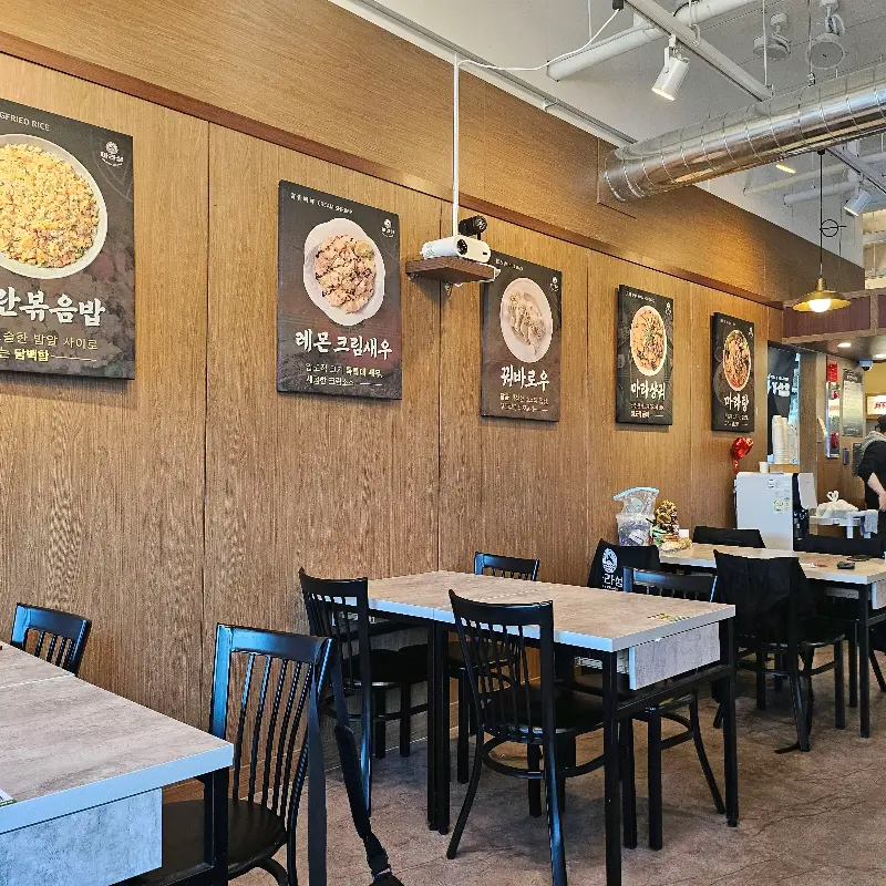 마라섬 경산점의 깔끔한 내부