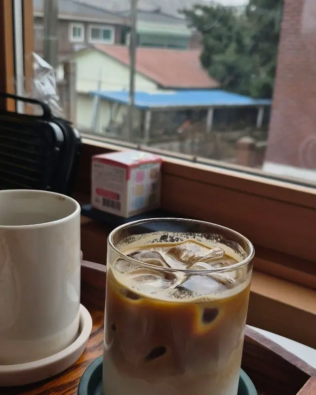 창밖 풍경과 음료
