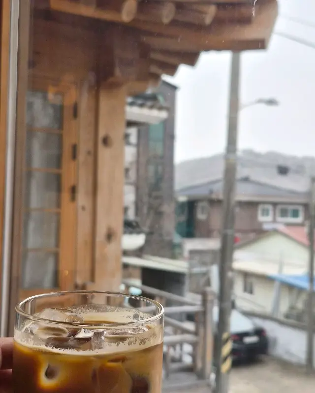 카페 외부에서 보이는 풍경