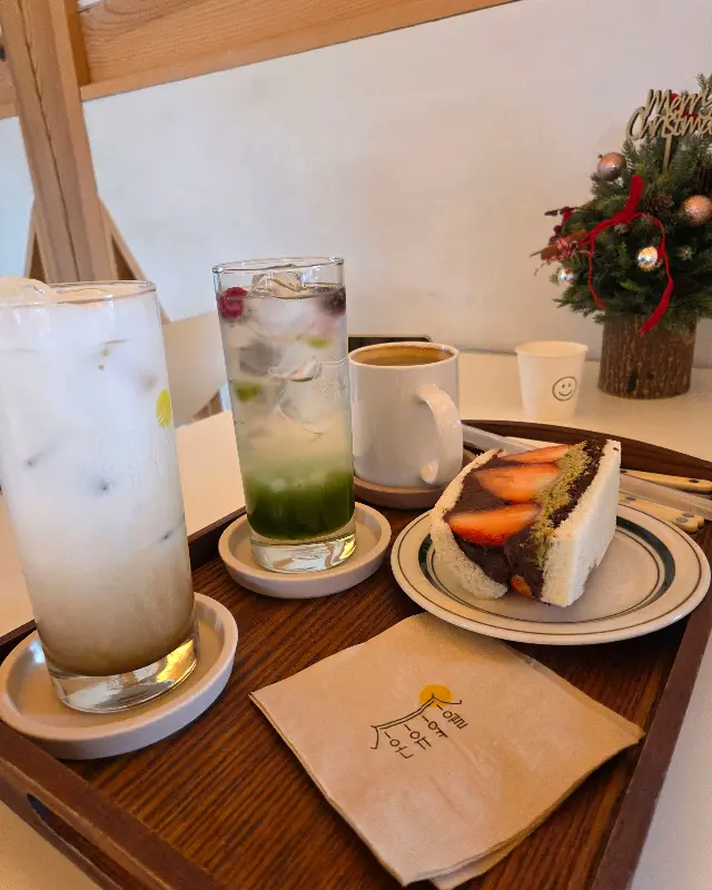 다양한 음료와 디저트