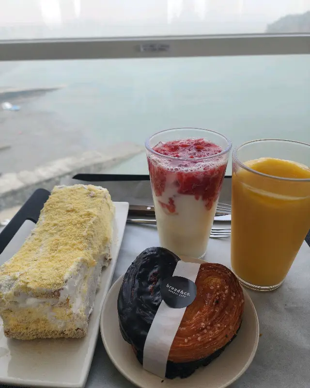 다양한 디저트와 음료가 함께 놓여진 모습