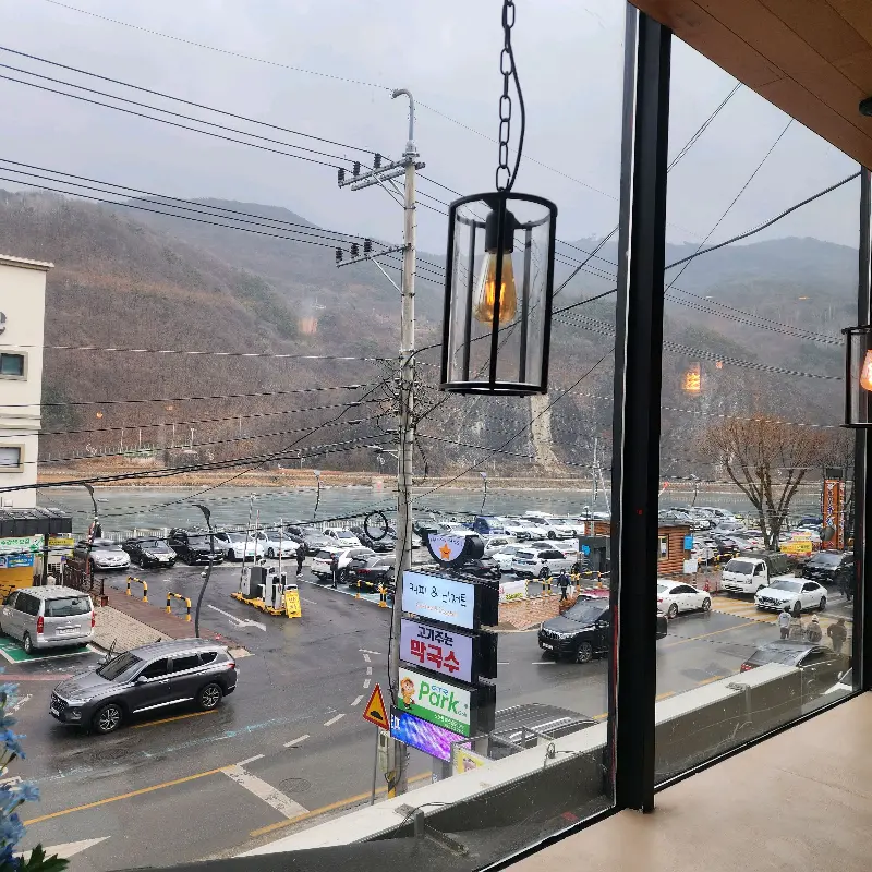 카페에서 보이는 주차장