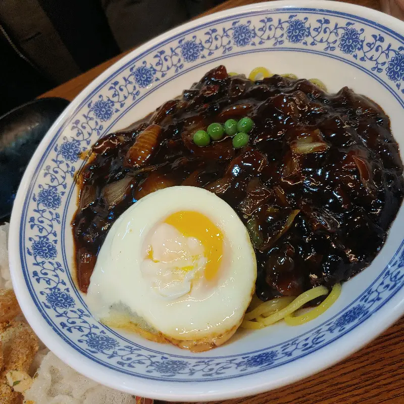 테이블 위에 놓인 짜장면