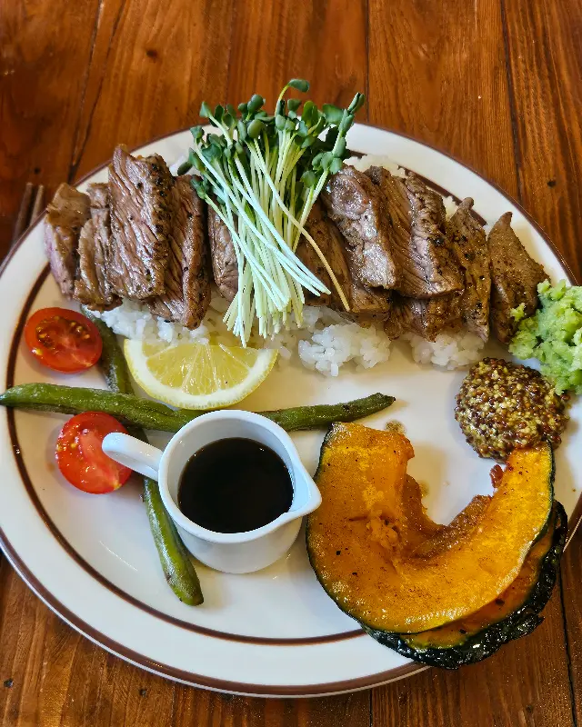 스테이크 덮밥의 클로즈업 사진