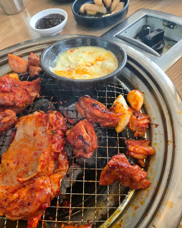 숯불 위에서 맛있게 익어가는 닭갈비