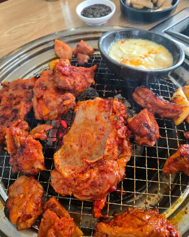 숯불 위에서 익어가는 닭갈비