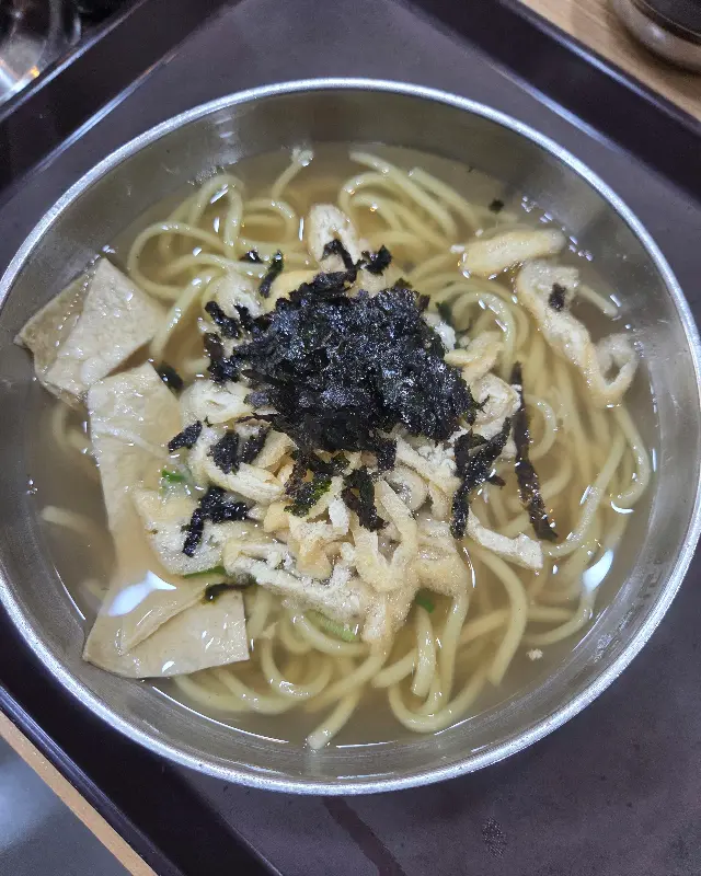 유부가 듬뿍 들어간 우동