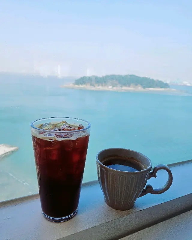 아메리카노와 함께 보이는 바다 풍경