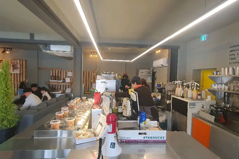 다양한 디저트와 음료가 준비된 카운터