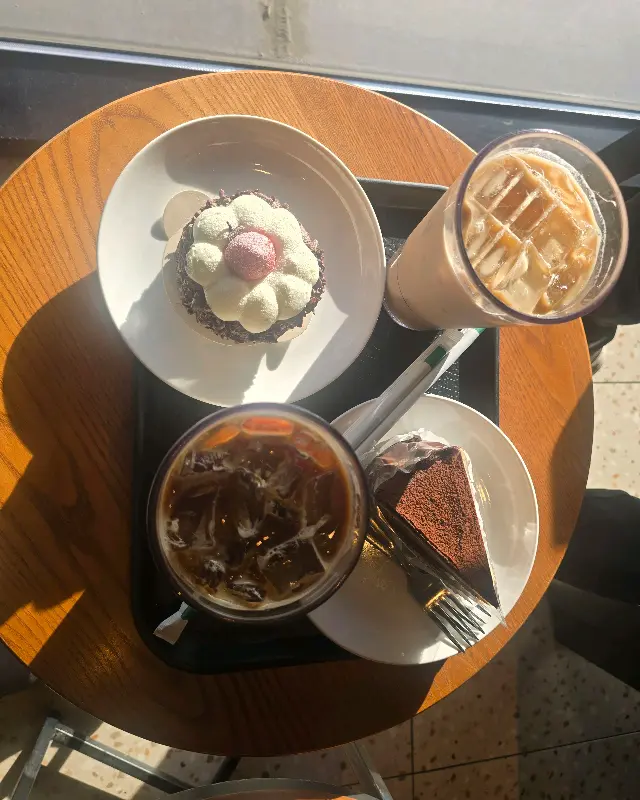 딸기 초코 케이크와 아이스 아메리카노