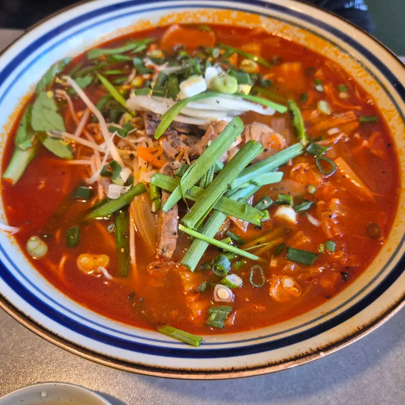 매콤한 국물이 매력적인 얼큰소고기쌀국수