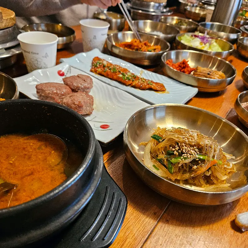 푸짐하게 차려진 한상차림