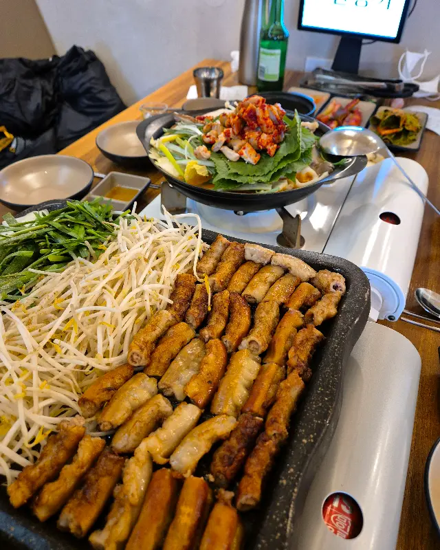 깔끔하고 넓은 매장 내부