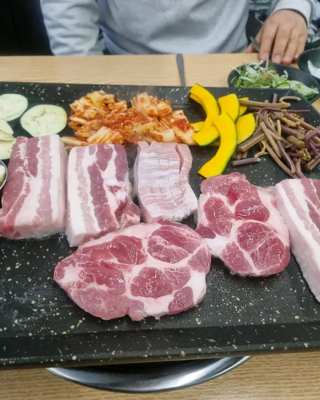 선홍빛 색깔이 인상적인 삼겹살과 목살