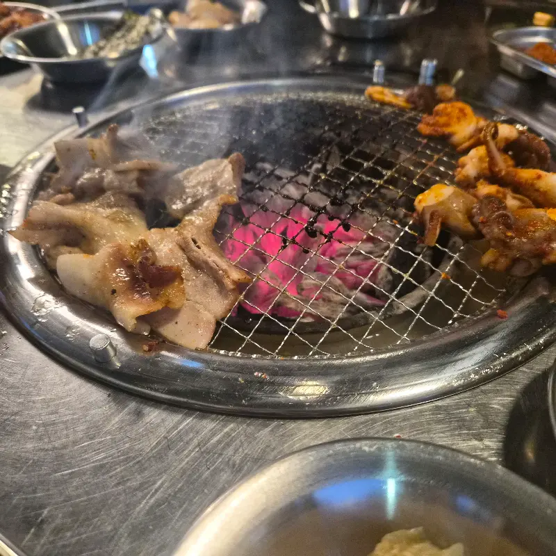 숯불 위에서 구워지는 쭈꾸미와 삼겹살