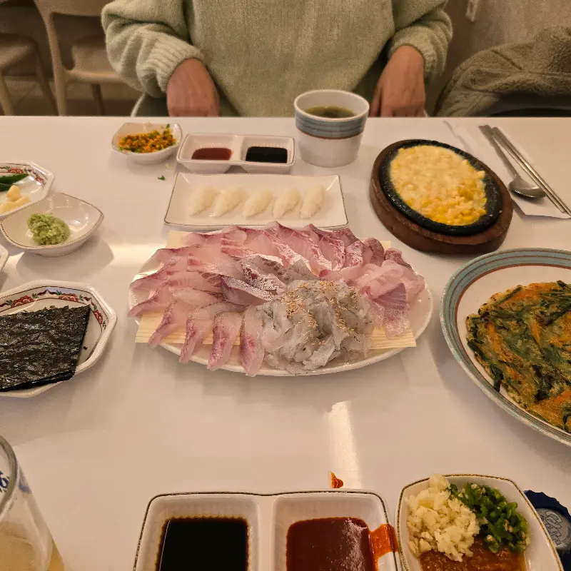 다채로운 스끼다시와 곁들여 먹는 신선한 회 한 상