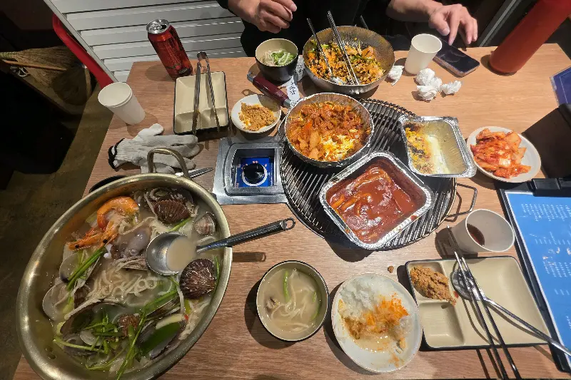 푸짐한 곁들임 메뉴와 해물찜