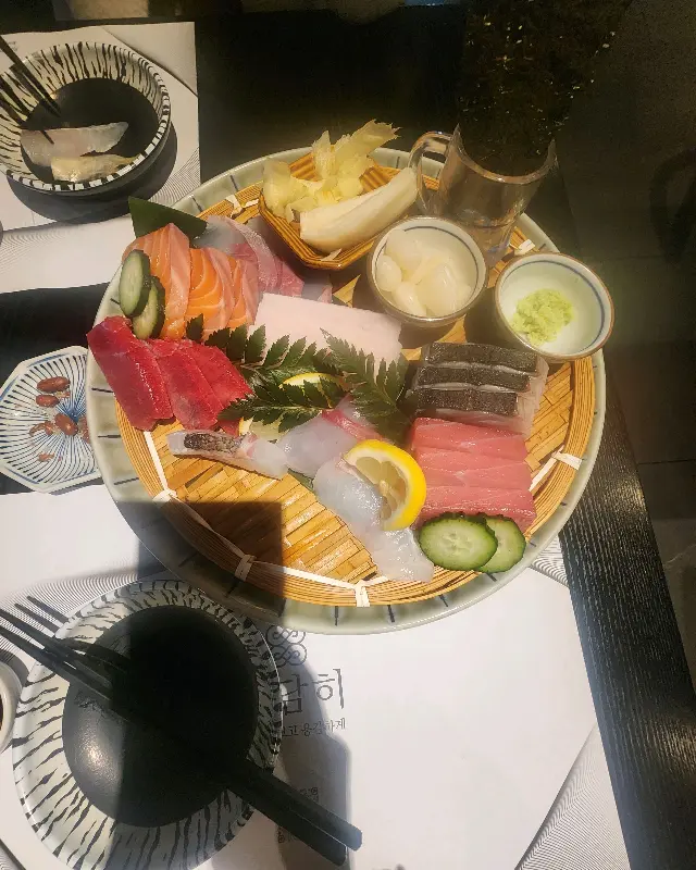 신선해 보이는 연어 사시미 한 상차림