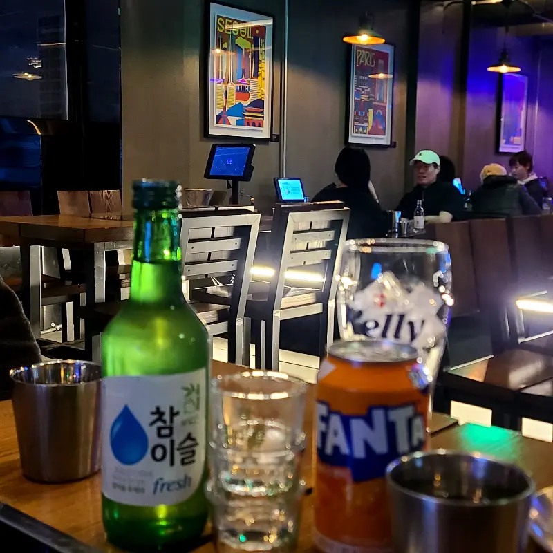 테이블 위에 놓인 소주, 맥주, 음료