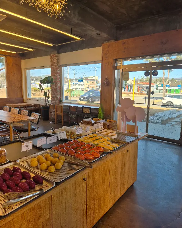 다양한 빵이 진열된 쇼케이스