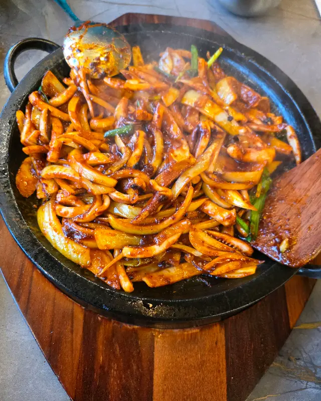 돌판 위에서 지글거리는 오징어볶음