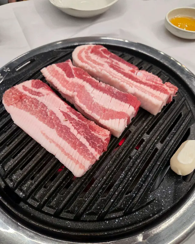 불판 위에 올려진 삼겹살