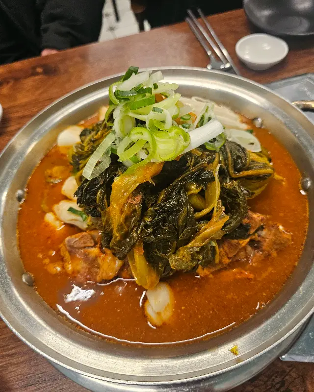 푸짐하게 담겨 나오는 감자탕