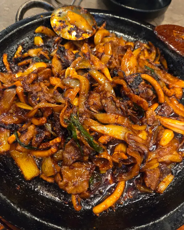 돌판 오징어볶음의 매혹적인 자태