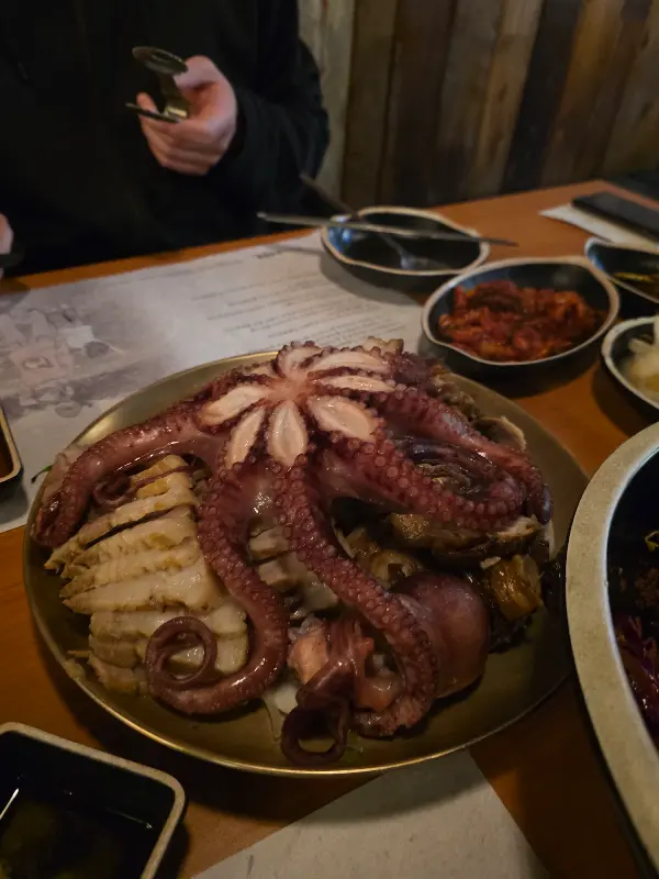 문어 한 마리가 통째로 올라간 문어 족발