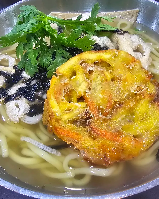 색색깔의 고명이 올라간 우동