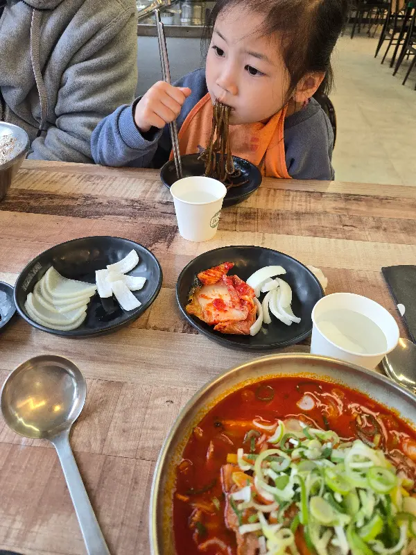 짜장면을 먹는 아이