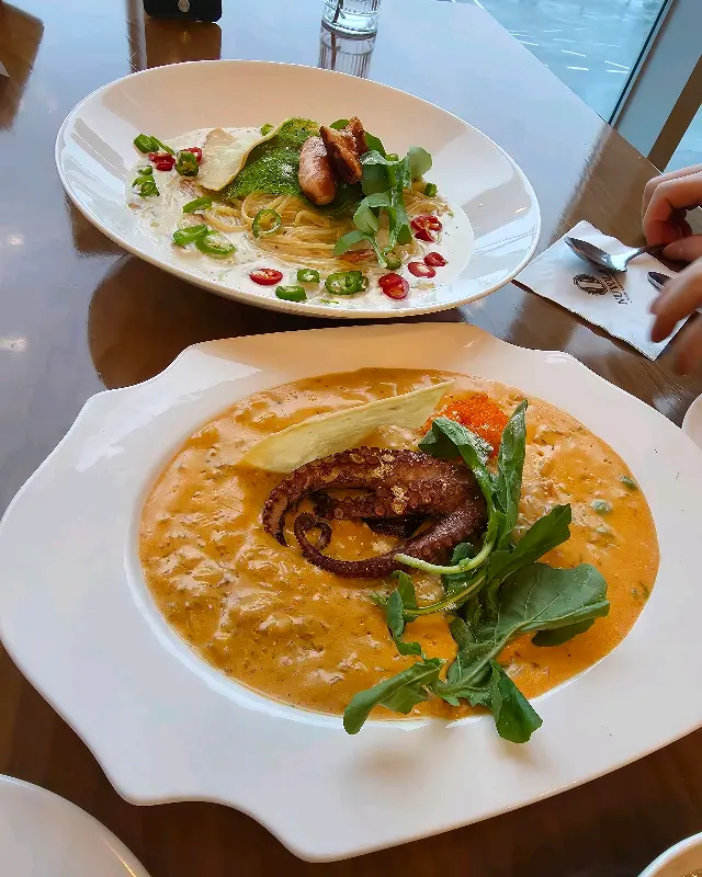 테이블 위에 놓인 두 종류의 파스타