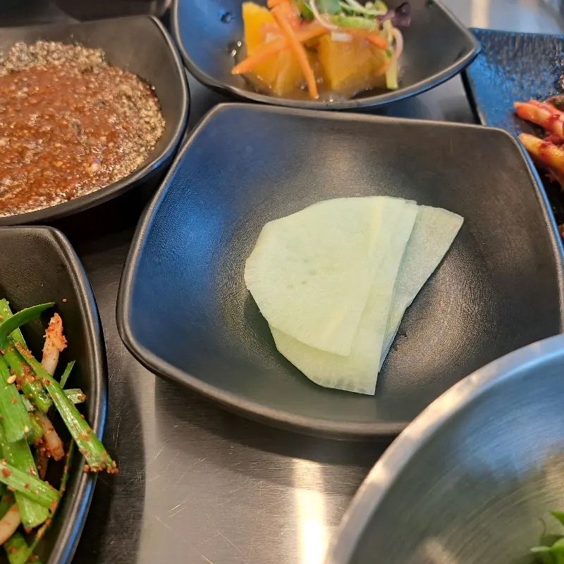 정갈하게 담겨 나온 밑반찬들