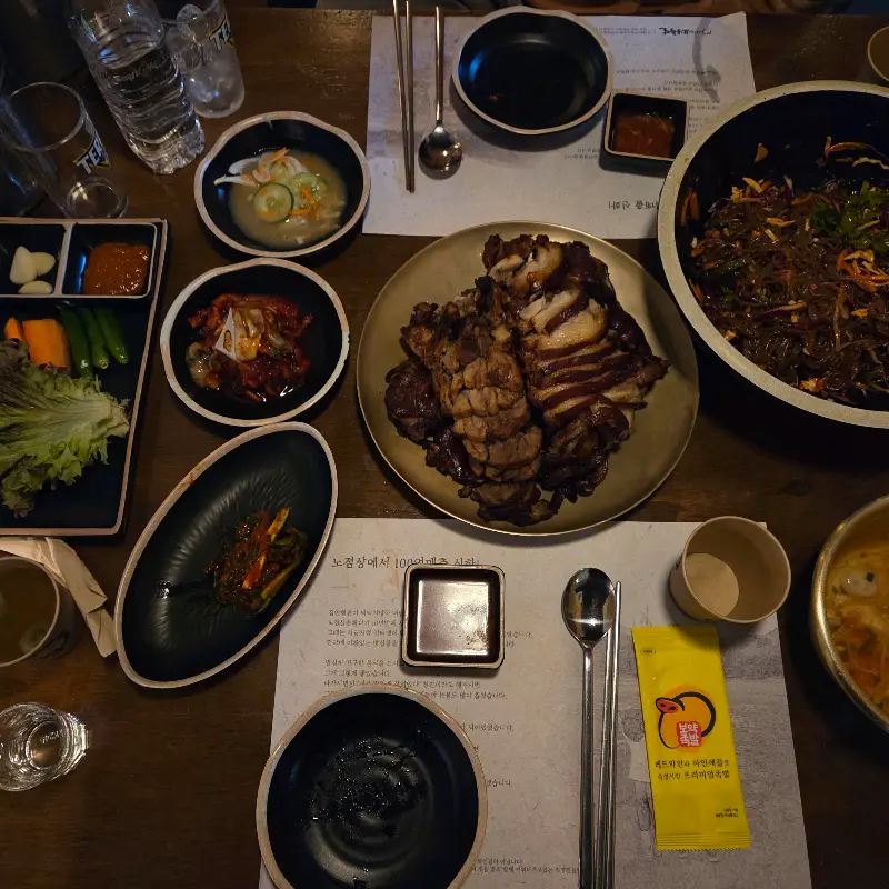 깔끔하게 차려진 테이블 세팅