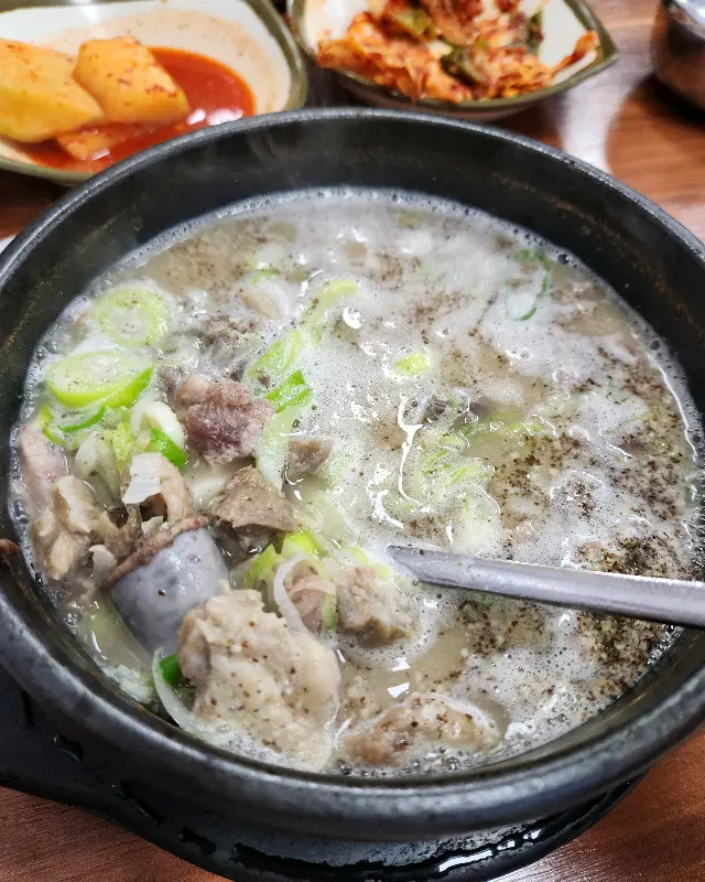 순대와 건더기가 푸짐하게 들어간 순대국