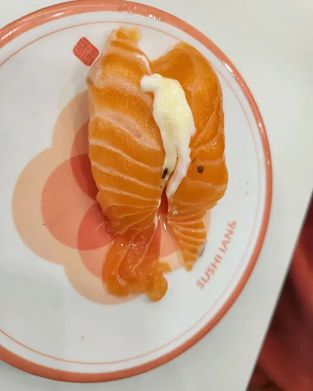 마요네즈 소스가 뿌려진 연어 초밥