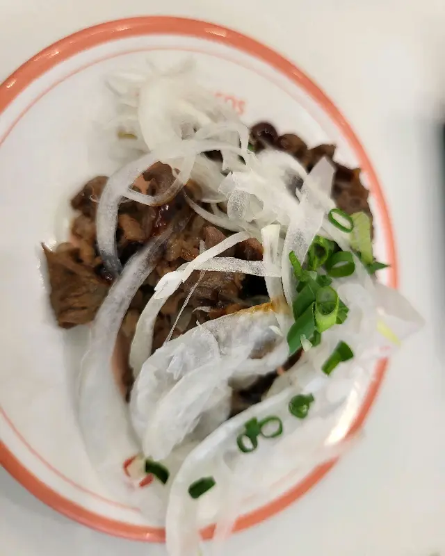 양파와 소스가 뿌려진 스테이크 초밥