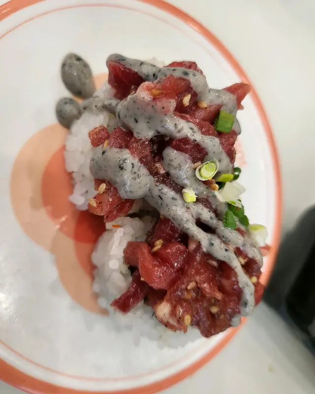 참깨 소스가 뿌려진 육회 초밥