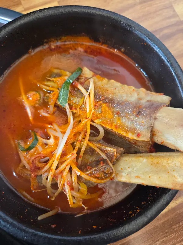 얼큰한 육갈탕 국물에 푸짐한 갈비가 들어있는 모습