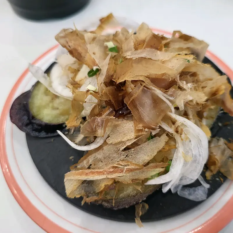 가다랑어포가 올려진 초밥